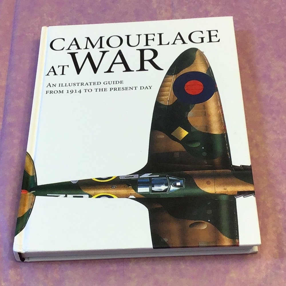 🏖️2/6.00🏖️ Camouflage at War hardcover book like new, excellent